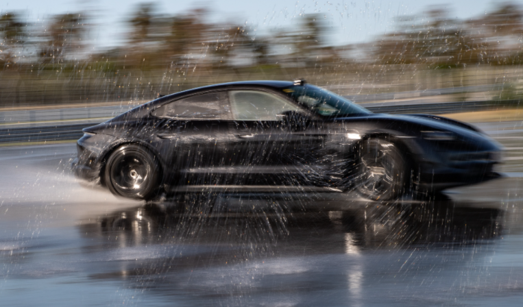 保時(shí)捷Taycan在RWD Guise中創(chuàng  )造了最長(cháng)的EV漂移世界紀錄