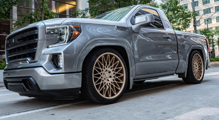 2022 GMC Sierra改款展示了采用超級巡航技術(shù)的重新設計的座艙