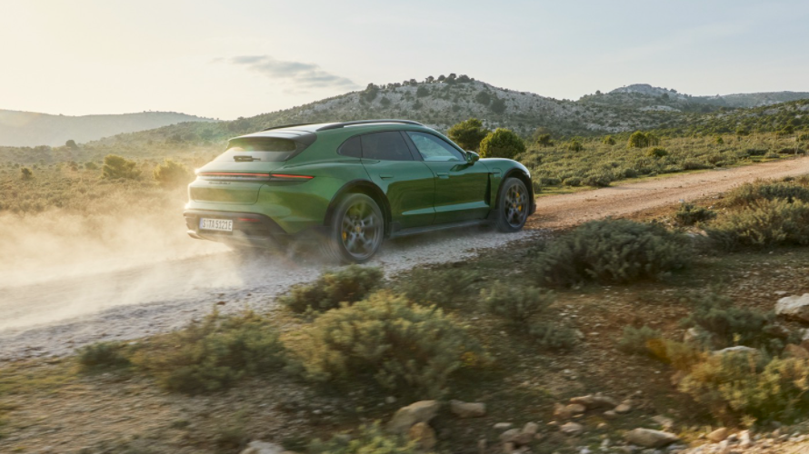 保時(shí)捷以Taycan Cross Turismo的形式推出了首款軟式旅行車(chē)