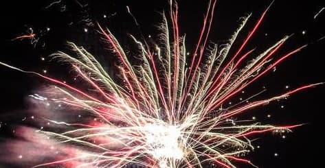 煙花爆竹之所以能呈現出絢麗的色彩，主要原因是