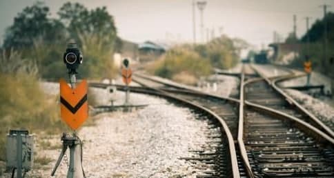 鐵路也有“紅綠燈”，綠色信號燈表示這段軌道