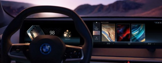 寶馬推出了新的弧形面板和iDrive 8系統