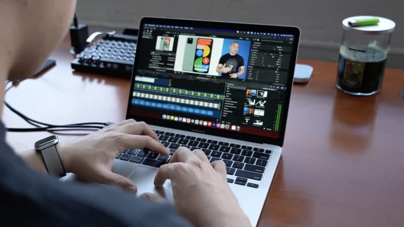  蘋(píng)果最新的MacBook  Air和它的英特爾機型也在今天發(fā)售