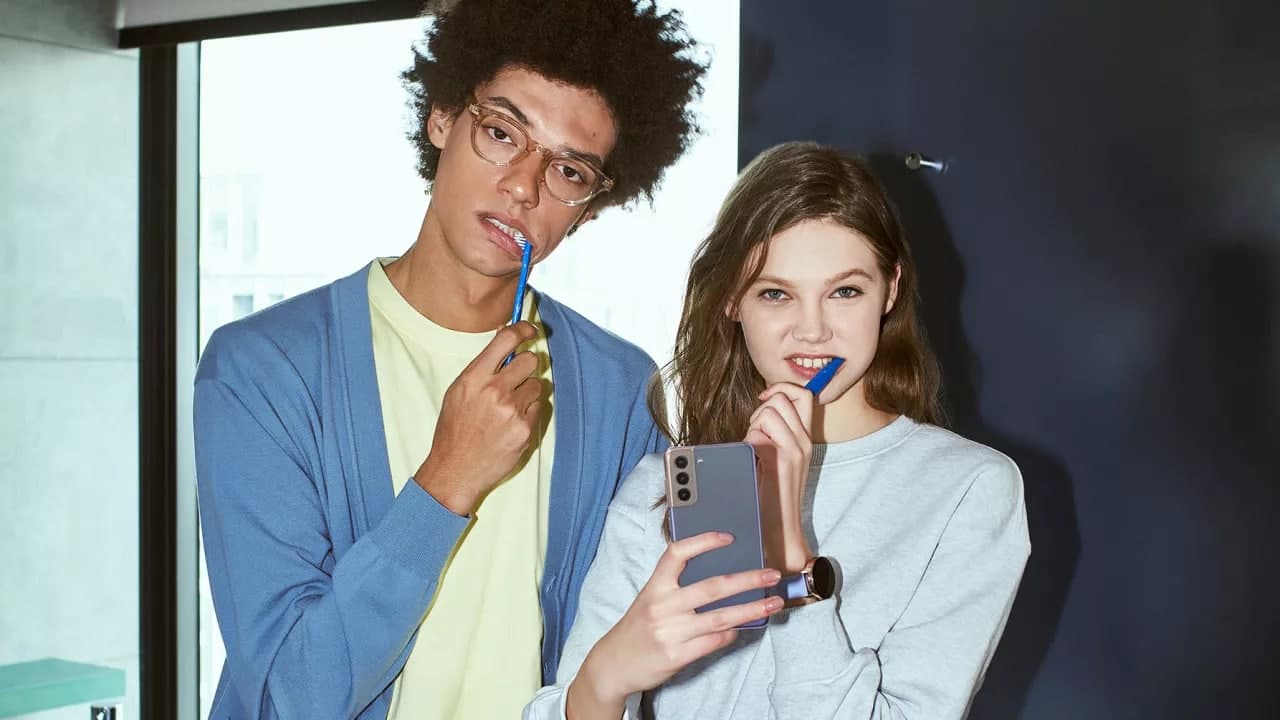 三星 Galaxy S22 早期發(fā)布傳聞?dòng)萦?，據報?S21 FE 被取消