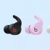 在金卡戴珊的耳朵里發(fā)現了新的 Beats 無(wú)線(xiàn)耳機，竊取了 AirPods 的風(fēng)頭