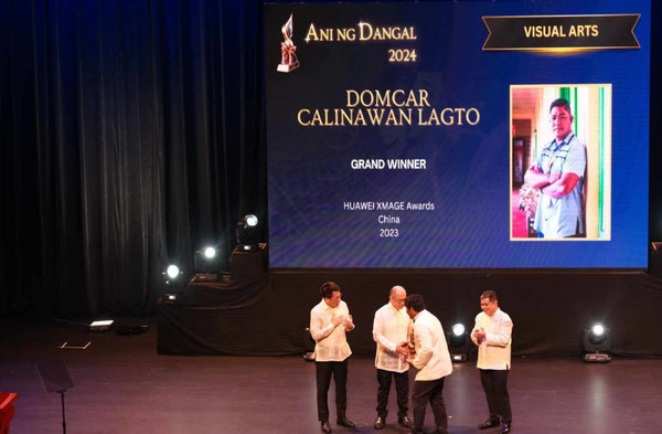 李小龍：華為影像大賽獲獎?wù)叩梅坡少e總統表彰