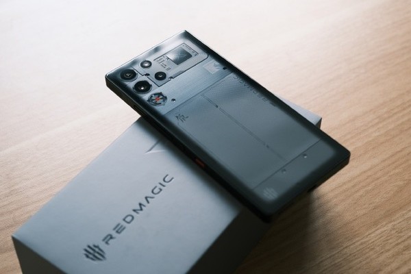 紅魔10 Pro+氘鋒透明暗夜版真機曝光 純平偏執狂？