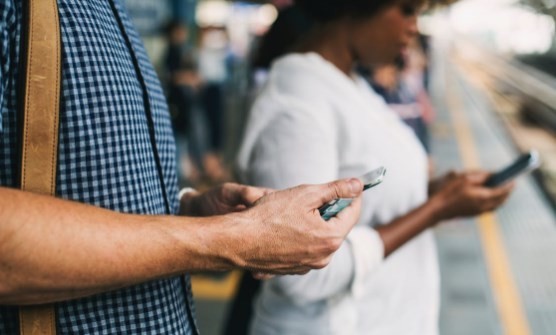 低頭玩手機等于頸椎增壓45斤！相當于6歲小孩騎脖子