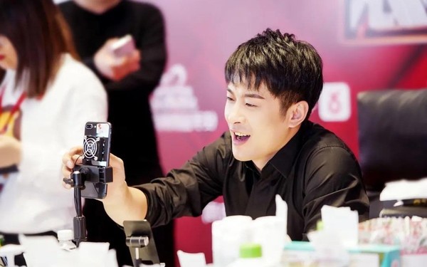 辛巴現身泰國帶貨：?jiǎn)螆?chǎng)銷(xiāo)售額超8億 光榴蓮就賣(mài)了3億