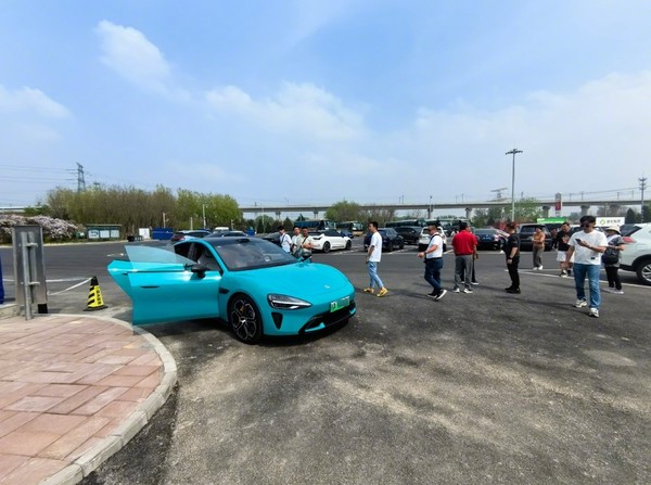 小米SU7被馬來(lái)西亞游客圍觀(guān)：29.99萬(wàn)還是很便宜的