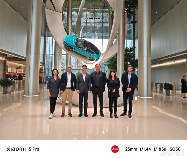 徠卡CEO在盧偉冰的親切陪同下體驗了小米SU7 Ultra