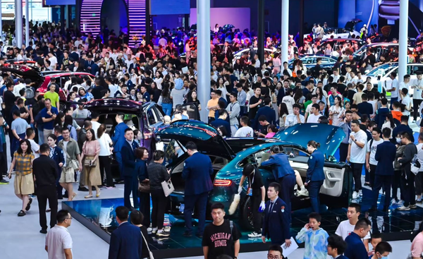 鴻蒙智行門(mén)店實(shí)探智界新款R7/S7 看看線(xiàn)下用戶(hù)都怎么說(shuō)？