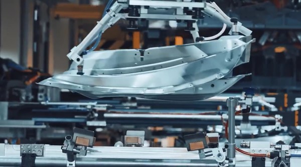 智界超級工廠(chǎng)內部公開(kāi) 華為賦能AI質(zhì)檢1分鐘下線(xiàn)1臺車(chē)