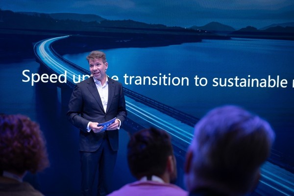 寧德時(shí)代歐洲總裁徐天浩（Mathias Huettenrauch）在神行超充電池歐洲發(fā)布會(huì )上致辭