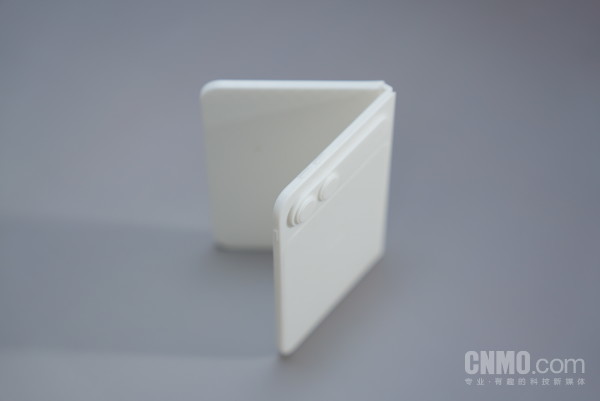 音量按鍵位于機身頂部