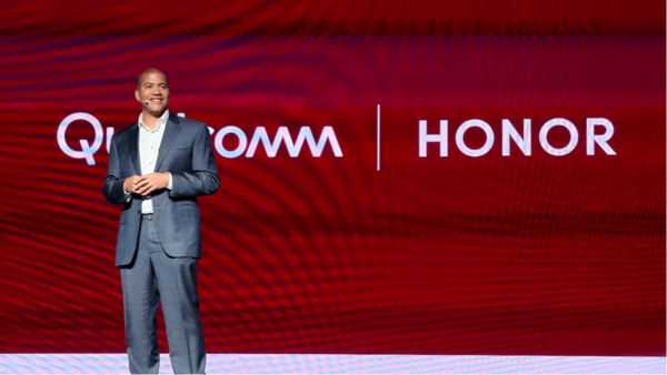高通Chris Patrick亮相榮耀全球發(fā)布會(huì )：高通攜手榮耀重新構想個(gè)人AI時(shí)代智能手機