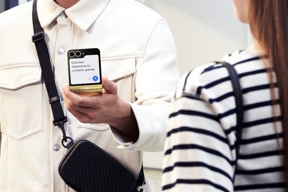 出國旅游語(yǔ)言不通？讓三星Galaxy Z Flip6當你的隨行翻譯官